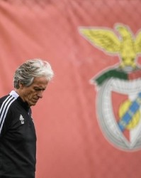 开云首页-曾力压巴萨却难逃下课 本菲卡主帅被“联手做掉”