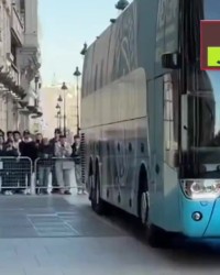 开云体育备用网址-瓜帅赛后离开酒店启程返回曼彻斯特，面带笑容向球迷挥手